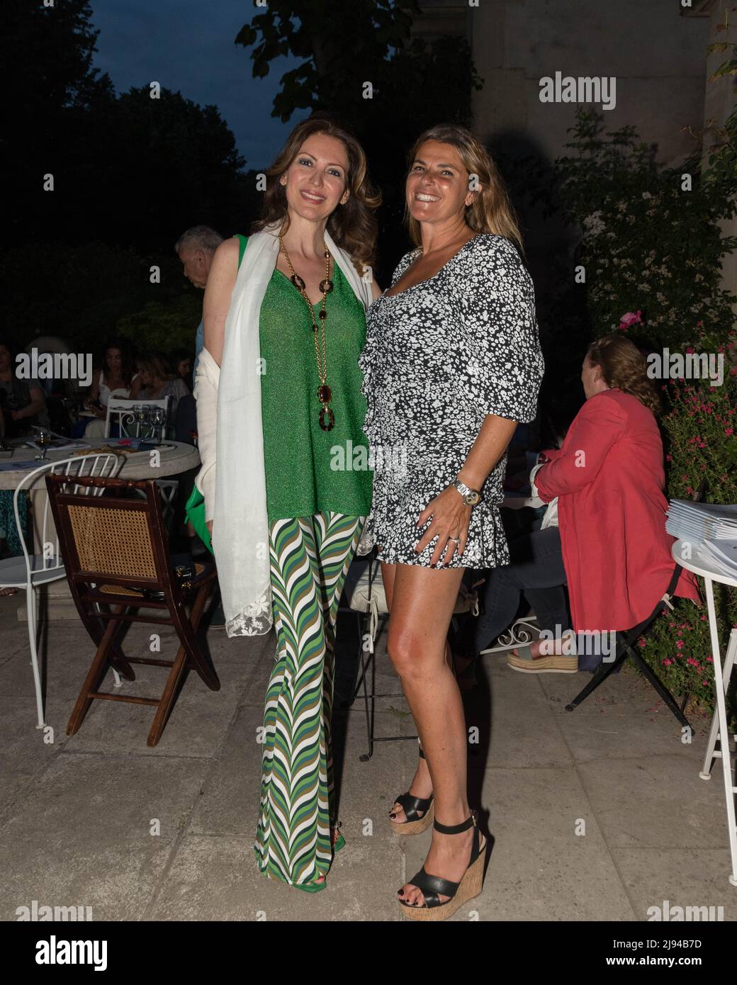 Parigi, 19/05/2022 : Soirée aux pieds de la Tour Eiffel - Vente aux enchères, au profit de l'Association PLUS GRANDS QUE LA vie , PIÙ GRANDE DELLA VITA. Foto Stock