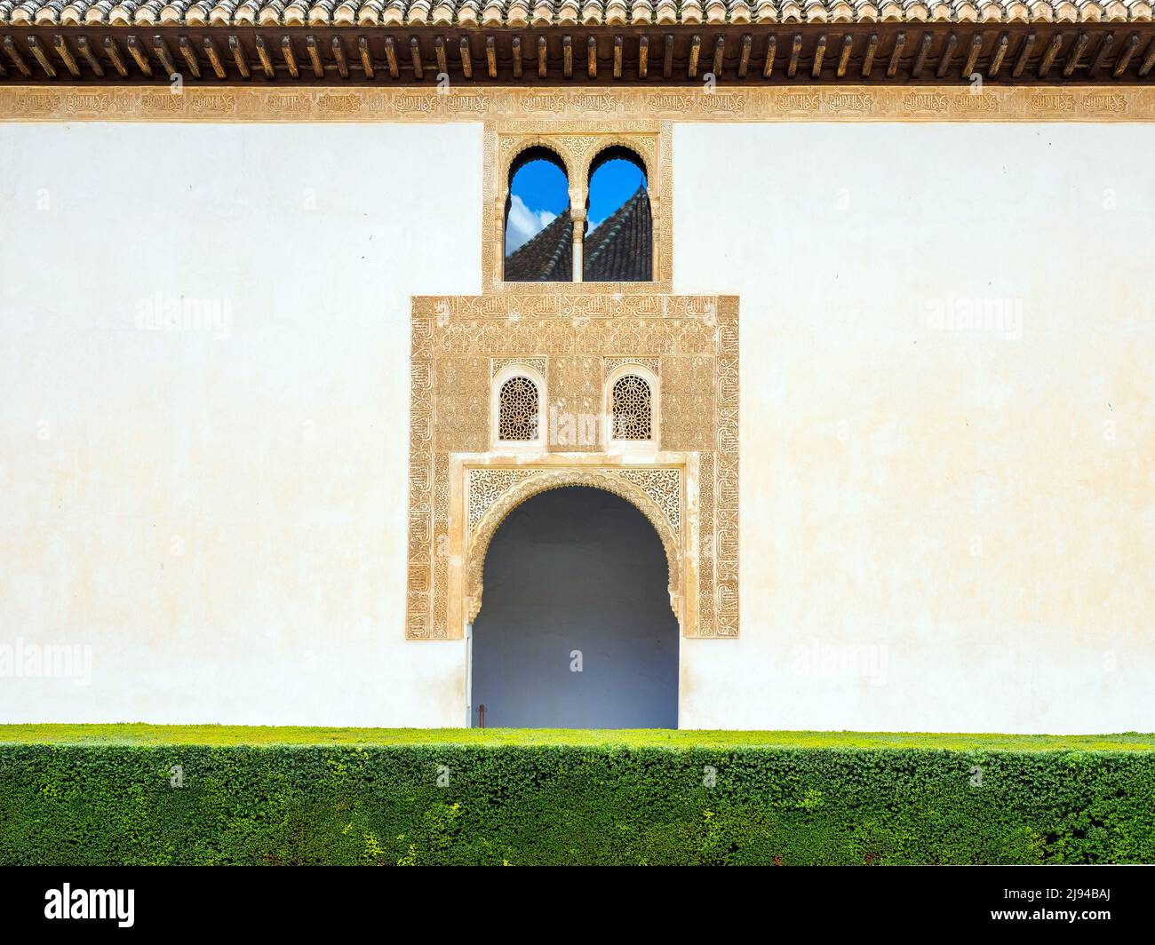 Porta nella corte dei Mirti nel palazzo Comares del complesso dei palazzi Nasrid - complesso dell'Alhambra - Granada, Spagna Foto Stock