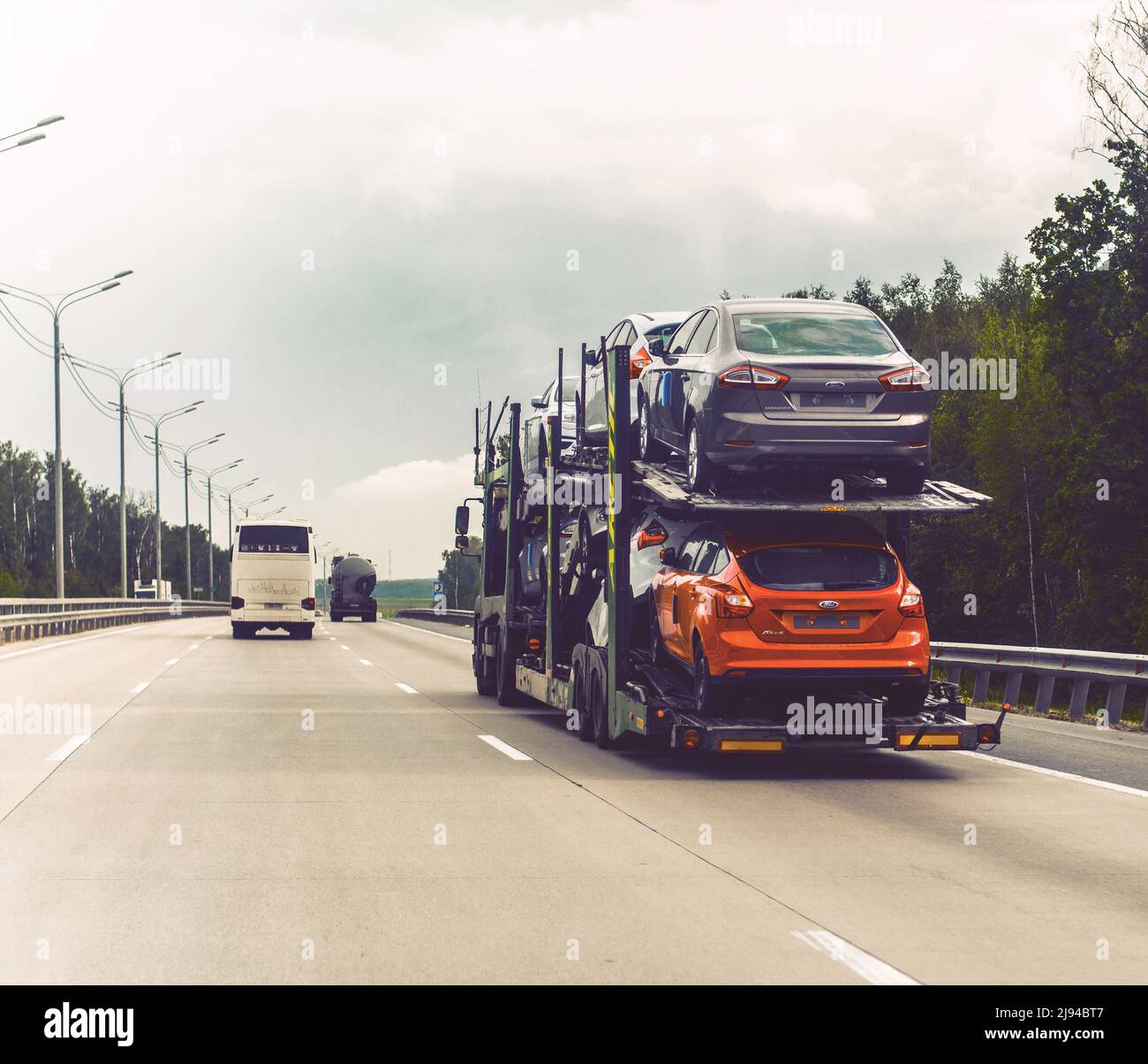 Fords Focus e Mondeo nuove vetture consegnate ai concessionari su rimorchi per trasportatori Foto Stock