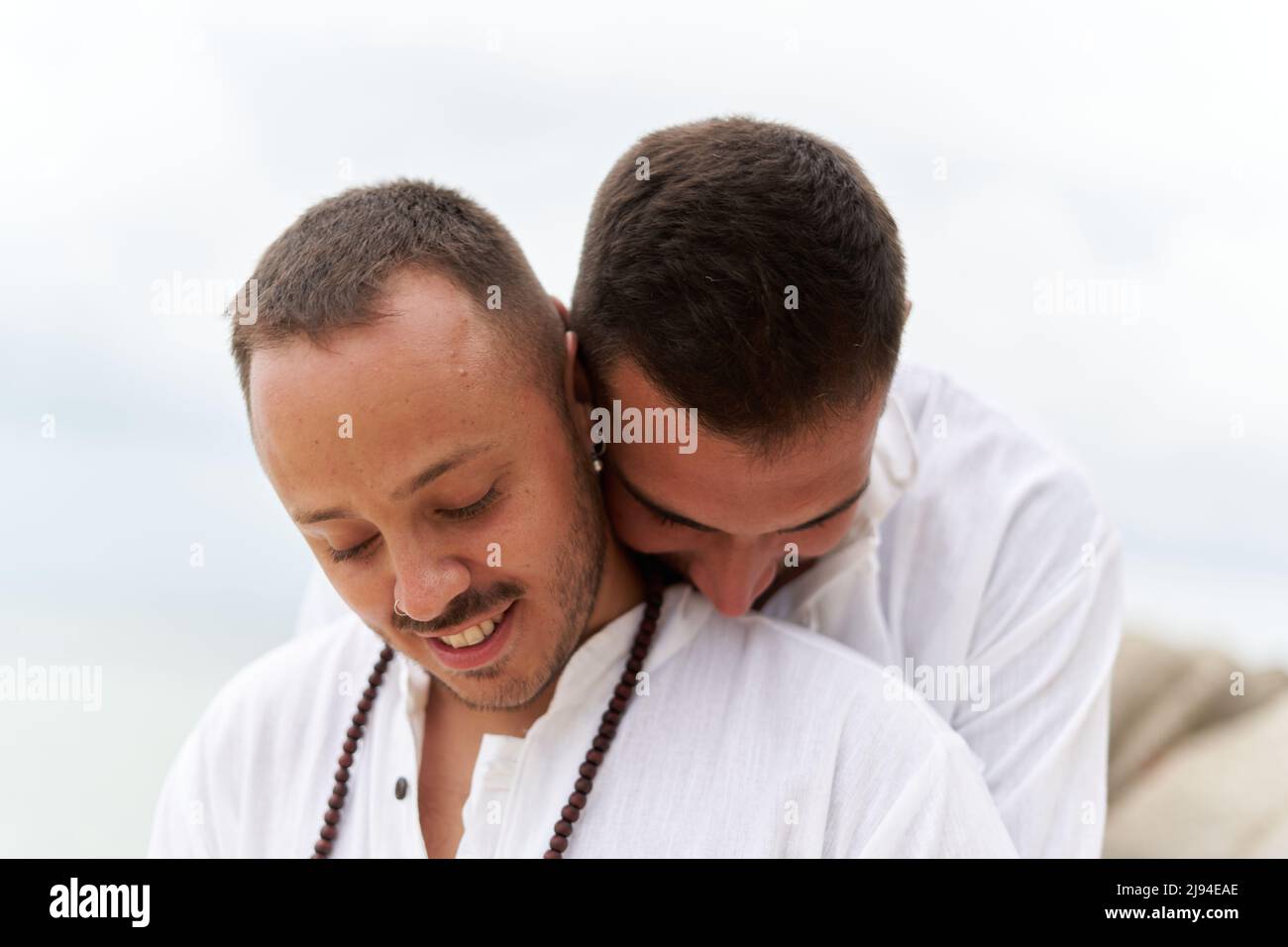 Primo piano foto di una coppia gay innamorata che abbraccia la tenerezza all'aperto Foto Stock