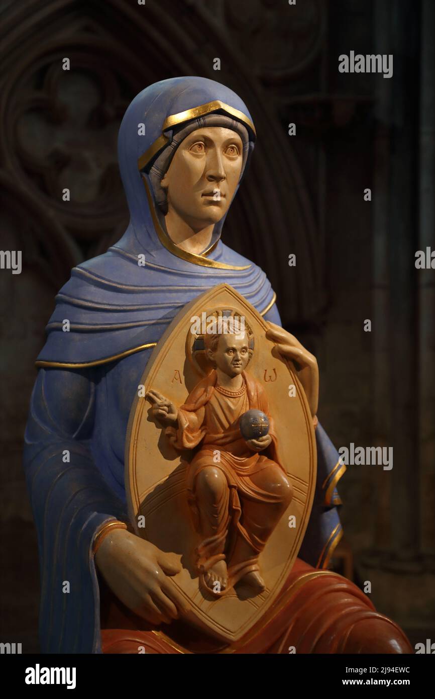 Scultura moderna della Vergine Maria e del Cristo Bambino di Aidan Hart, Lincoln Cathedral, Lincoln, UK Foto Stock