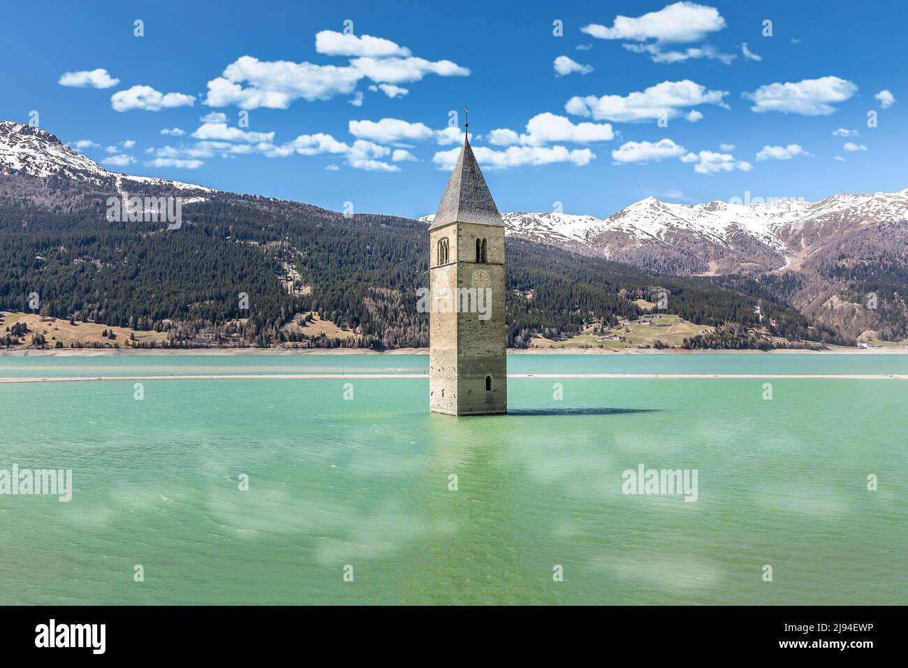 La famosa torre campanaria del Lago di Reschen, Passo di Resio, Italia Foto Stock