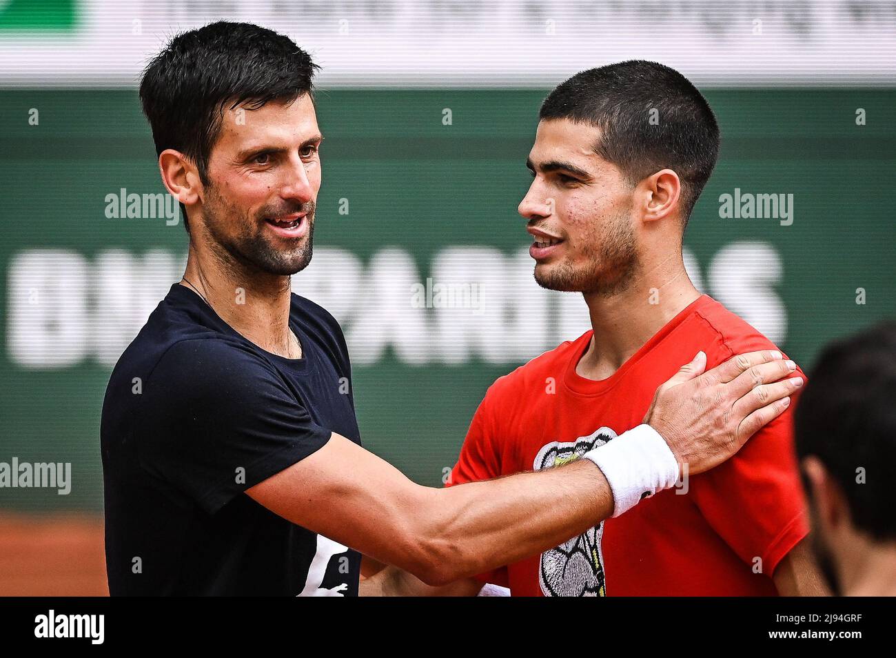 Parigi, Francia, Francia. 20th maggio 2022. Novak DJOKOVIC di Serbia e Carlos ALCARAZ di Spagna durante una sessione di allenamento di Roland-Garros 2022, French Open 2022, Gran torneo di tennis Slam allo stadio Roland-Garros il 20 maggio 2022 a Parigi, Francia. (Credit Image: © Matthieu Mirville/ZUMA Press Wire) Foto Stock