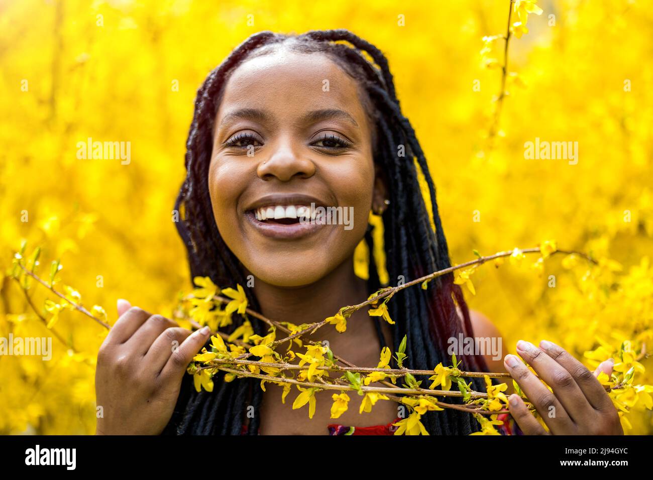 Bella giovane donna che gode la primavera nel parco Foto stock - Alamy