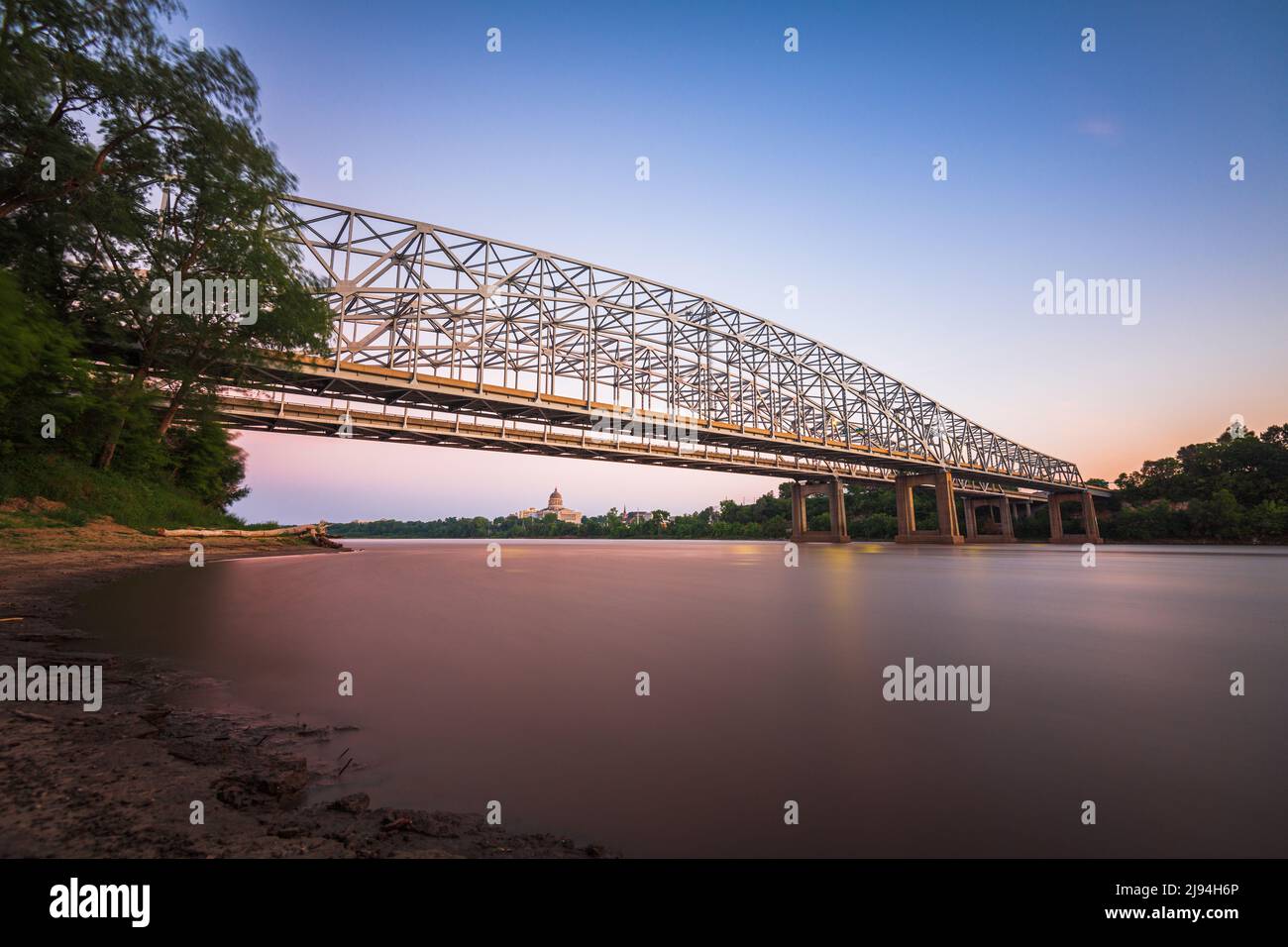 Jefferson City, Missouri, USA vista del centro sul fiume Missouri con il Campidoglio al tramonto. Foto Stock