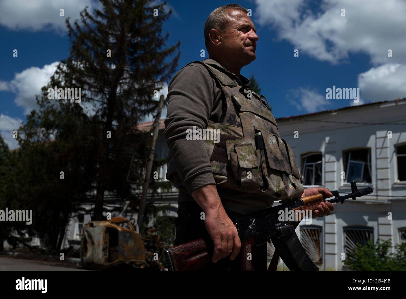 Barvinkove, Kharkiv Oblast, Ucraina. 20th maggio 2022. Il sindaco di Barvinkove ALEXANDER BALO parla con un ufficiale di Brigata meccanizzata del 93rd (non mostrato) mentre Balo camminava per le strade a Barvinkove, Ucraina. "Questa non è solo una guerra, è un genocidio della nostra nazione Ucraina", ha detto. (Credit Image: © Daniel Carde/ZUMA Press Wire) Foto Stock