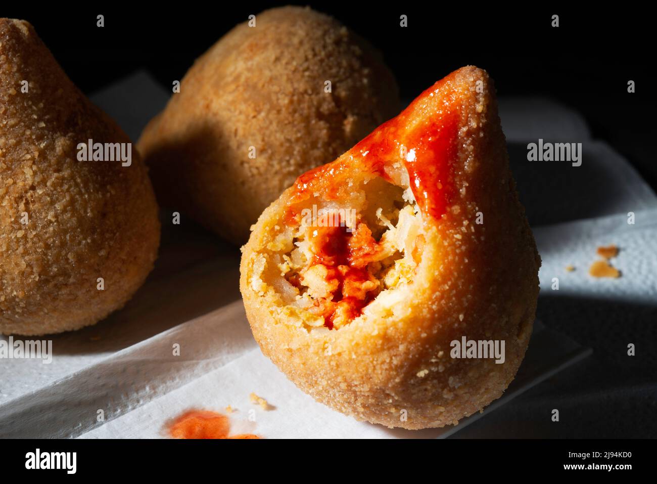 Gnocchi di pollo, coxinhas, popolare spuntino brasiliano Foto Stock