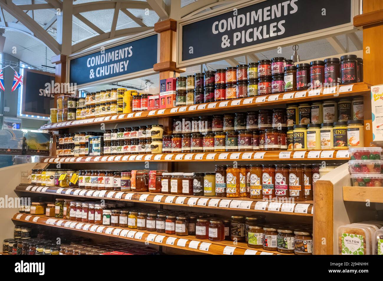 Esposizione di condimenti e sottaceti in vendita presso il Farm Shop di Millets Farm Center, Oxfordshire, Inghilterra, Regno Unito Foto Stock