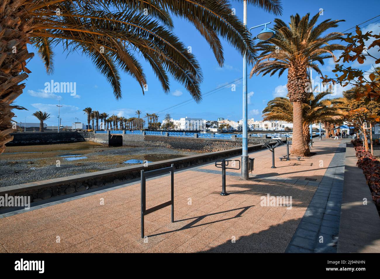 Lungomare della città spagnola di Arrecife. Charco de san Gines. Isola di Lanzarote. Canarie, Spagna. Destinazioni di viaggio, vista panoramica concetto Foto Stock