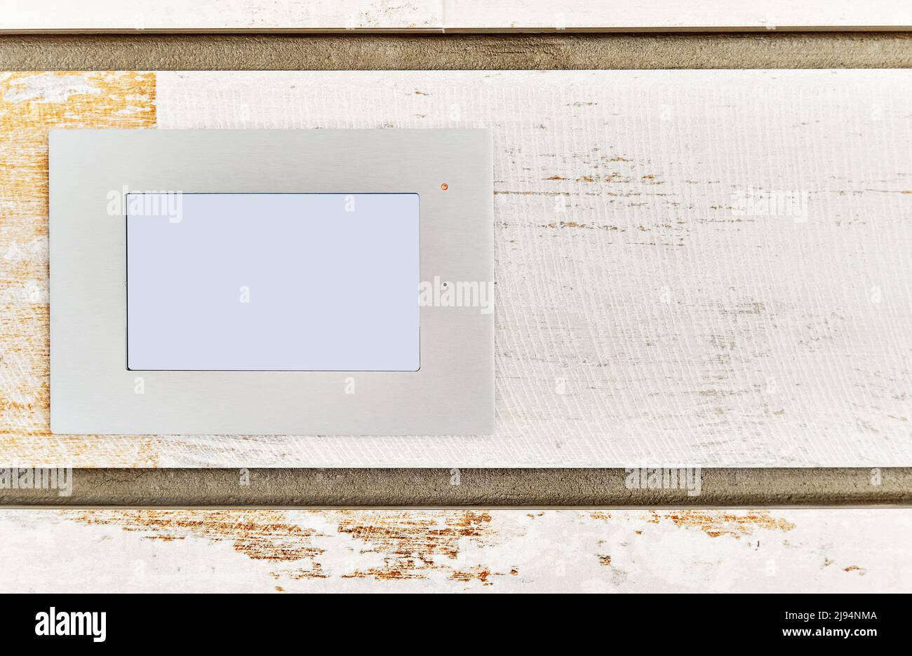 Primo piano sistema di automazione domestica intelligente bianco su sfondo in legno con spazio di copia sullo sfondo. Tecnologia moderna, concetto di comfort Foto Stock
