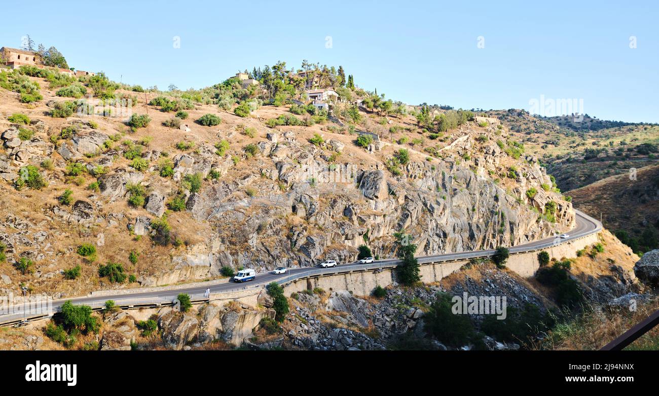 Strada di montagna di Toledo città turistica spagnola. Castilla-la Mancha. Spagna Foto Stock