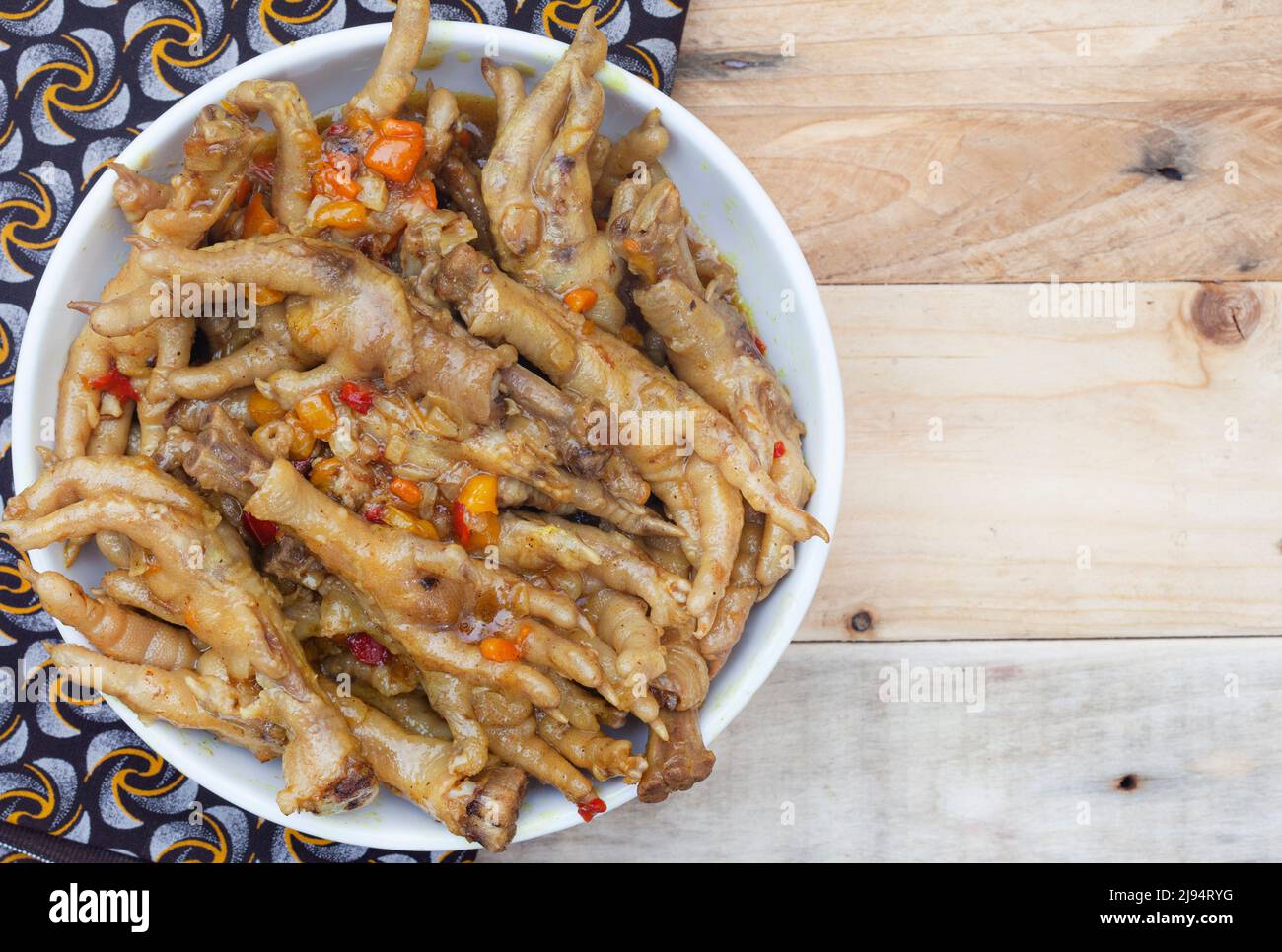 Specialità della città sudafricana, zampe di pollo cotte o walkie talkie con cipolla e salsa Foto Stock