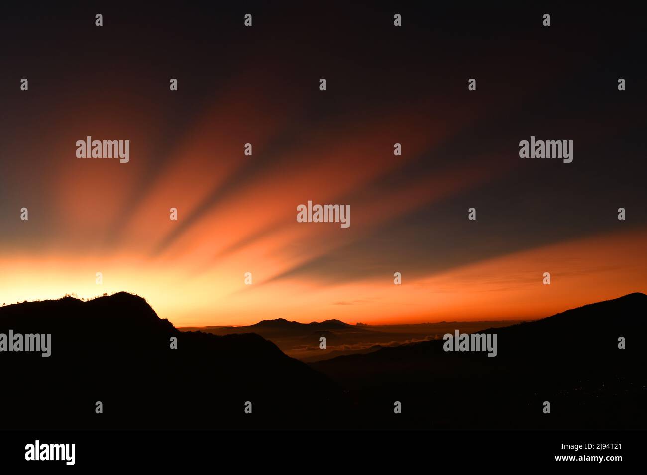 I raggi del sole dorati compaiono all'inizio della giornata. Parco nazionale bromo. Indonesia. Foto Stock