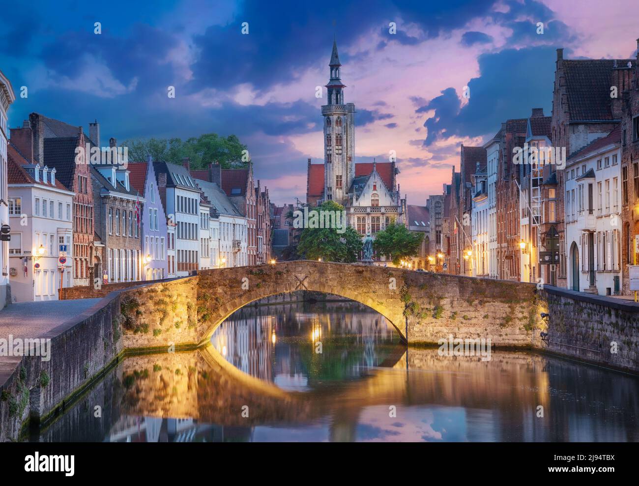 Bruges o Brugge, Belgio. Vista del canale Spiegelrei al tramonto (immagine HDR) Foto Stock