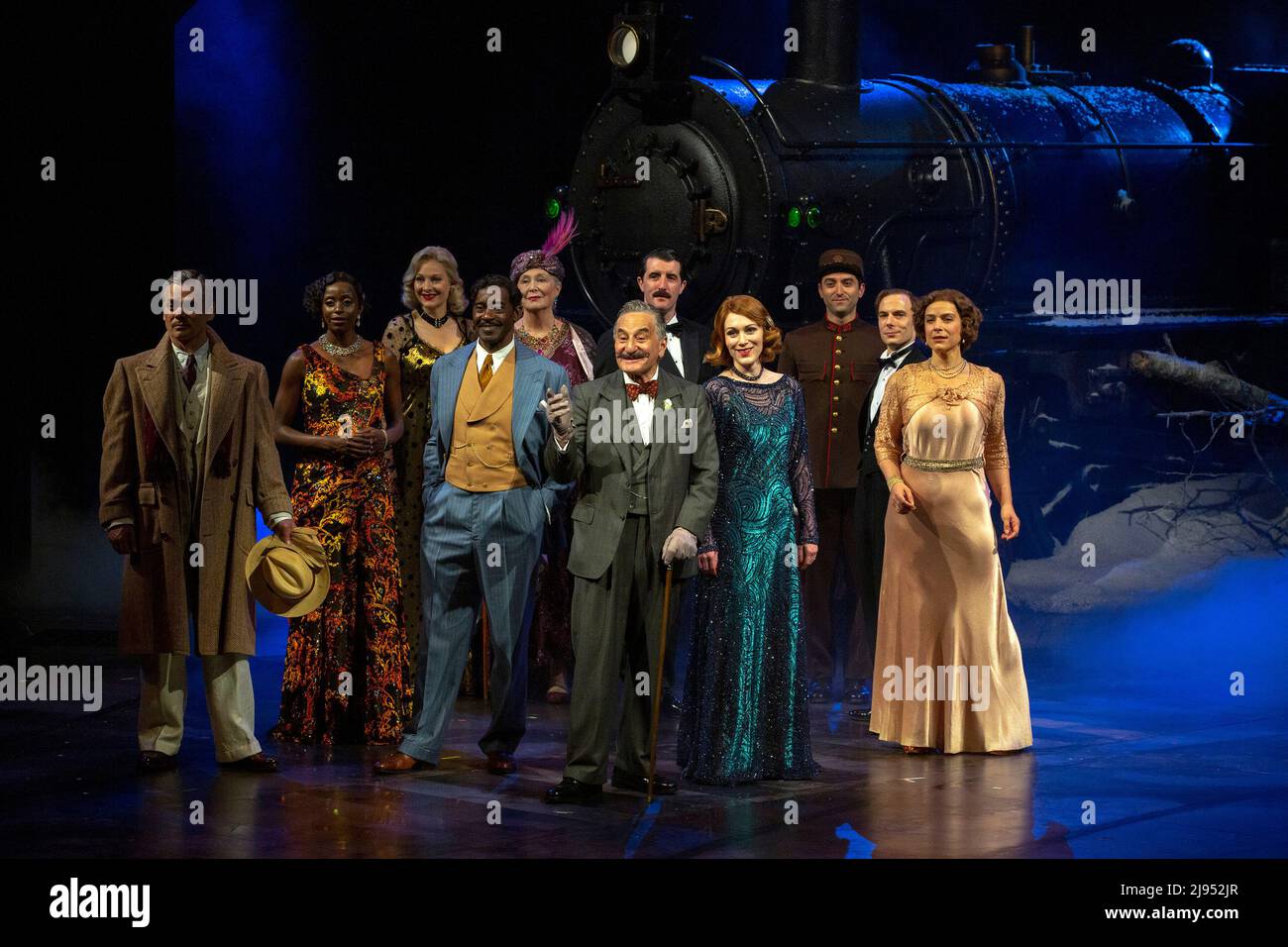 l-r: Timothy Watson (Samuel Ratchett), Taz Munyaneza (Mary Debenham), Sara Stewart (Helen Hubbard), Patrick Robinson (Monsieur Bouc), Joanna McCallum (Principessa Dragomiroff), Henry Goodman (Hercule Poirot), Philip (Colonel Arbuthnot), Michael Kampen (Michael Kampen), Michael Kampen, Michael Kampen, direttore generale di Greenhess (Michael Kampen), Michael Kampen), IN OMICIDIO SU ORIENT EXPRESS di Agatha Christie al Chichester Festival Theatre, West Sussex, Inghilterra 20/05/2022 adattato per il palco di Ken Ludwig design: Robert Jones Lighting: Mark Richardson regista: Jo Foto Stock