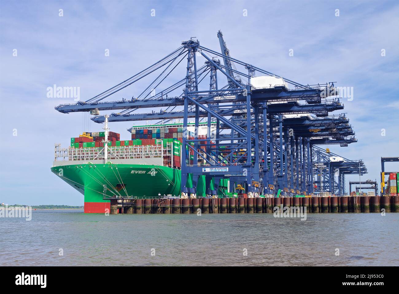 Container nave sempre Alp ancorato e in fase di carico/scarico al porto di Felixstowe, Suffolk, Regno Unito. Foto Stock