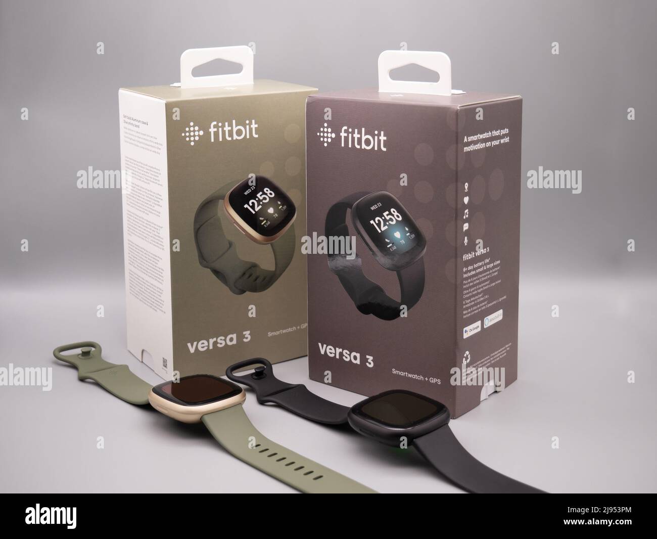 Maggio 2022, Regno Unito: Fitbit Versa 3 Olive Green e Black Retail Packaging. 2 fit Foto Stock