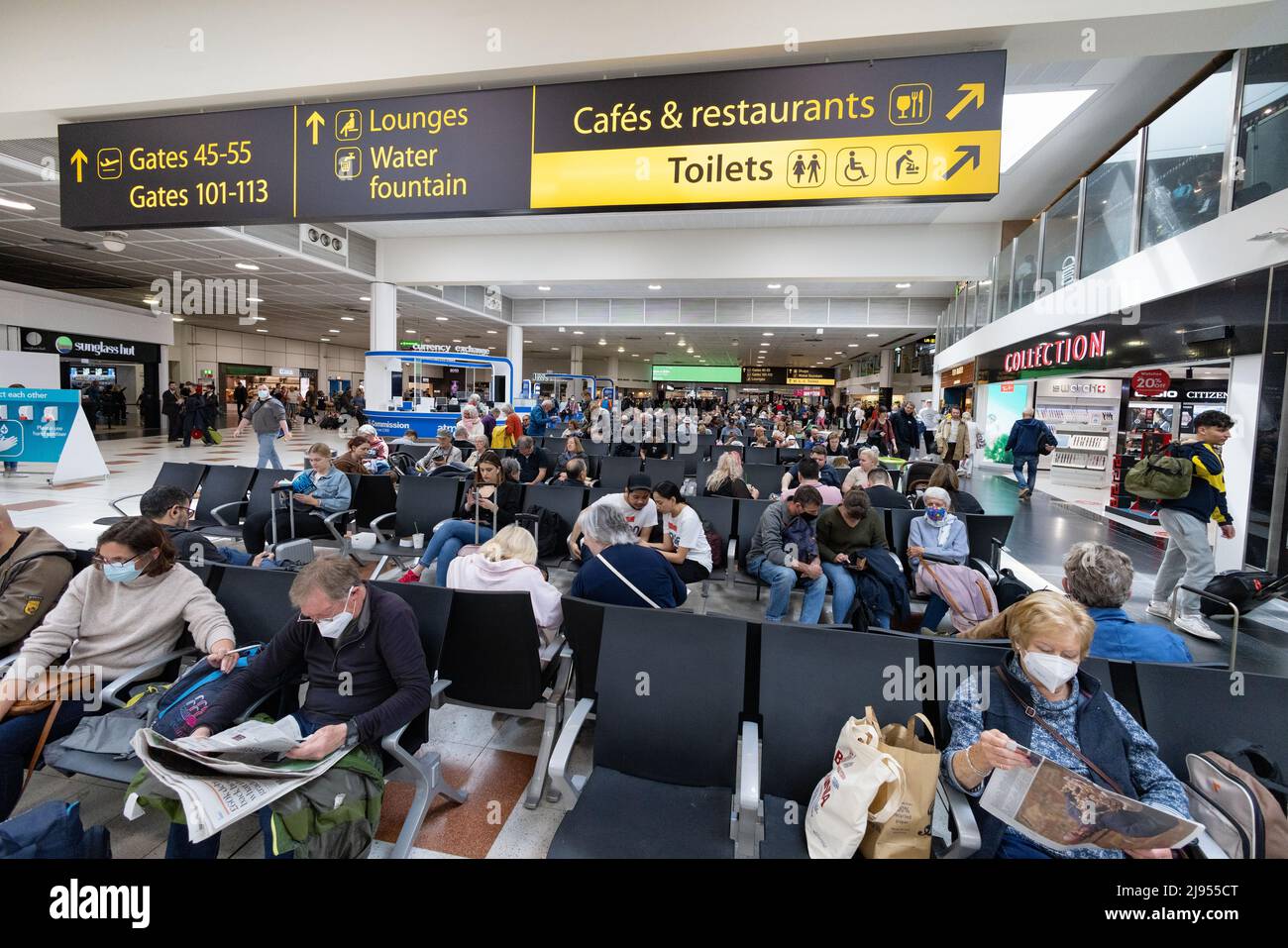 Aeroporto folla; Gatwick aeroporto South Terminal partenza lounge interno, affollato durante gli ultimi giorni della pandemia, Gatwick aeroporto Regno Unito Foto Stock