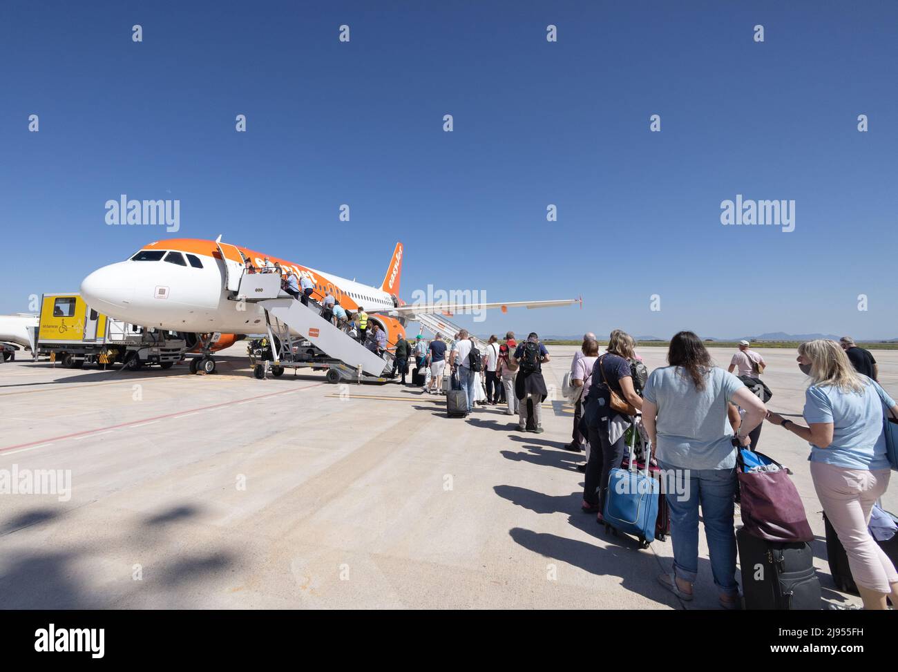 Spagna viaggio; persone in coda a bordo di un aereo Easyjet all'Aeroporto Internazionale di Murcia e la fine di una vacanza, Murcia, Andalusia, Spagna Europa Foto Stock