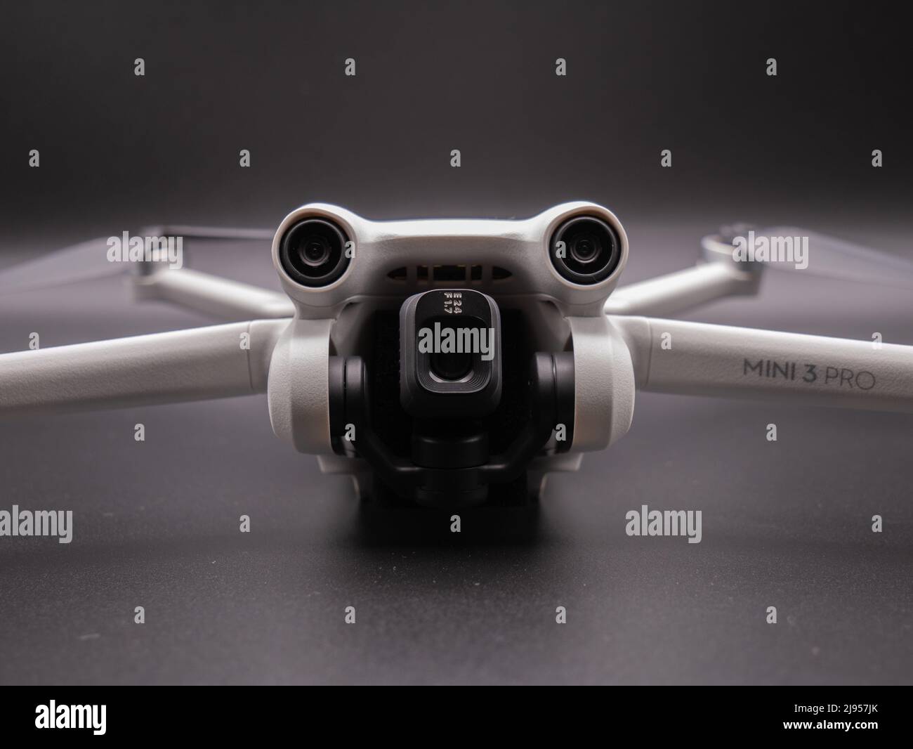 Maggio 2022, Regno Unito: DJI Mini 3 Pro Drone. Formato verticale rapporto di visualizzazione 9:16. Foto Stock