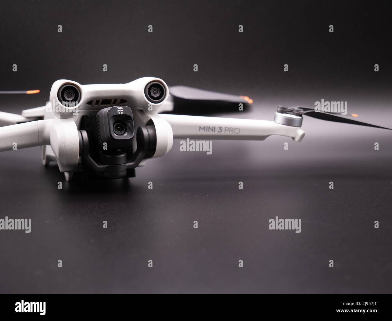 Maggio 2022, Regno Unito: DJI Mini 3 Pro Drone. Telecamera verticale per formato 9:16. Foto Stock