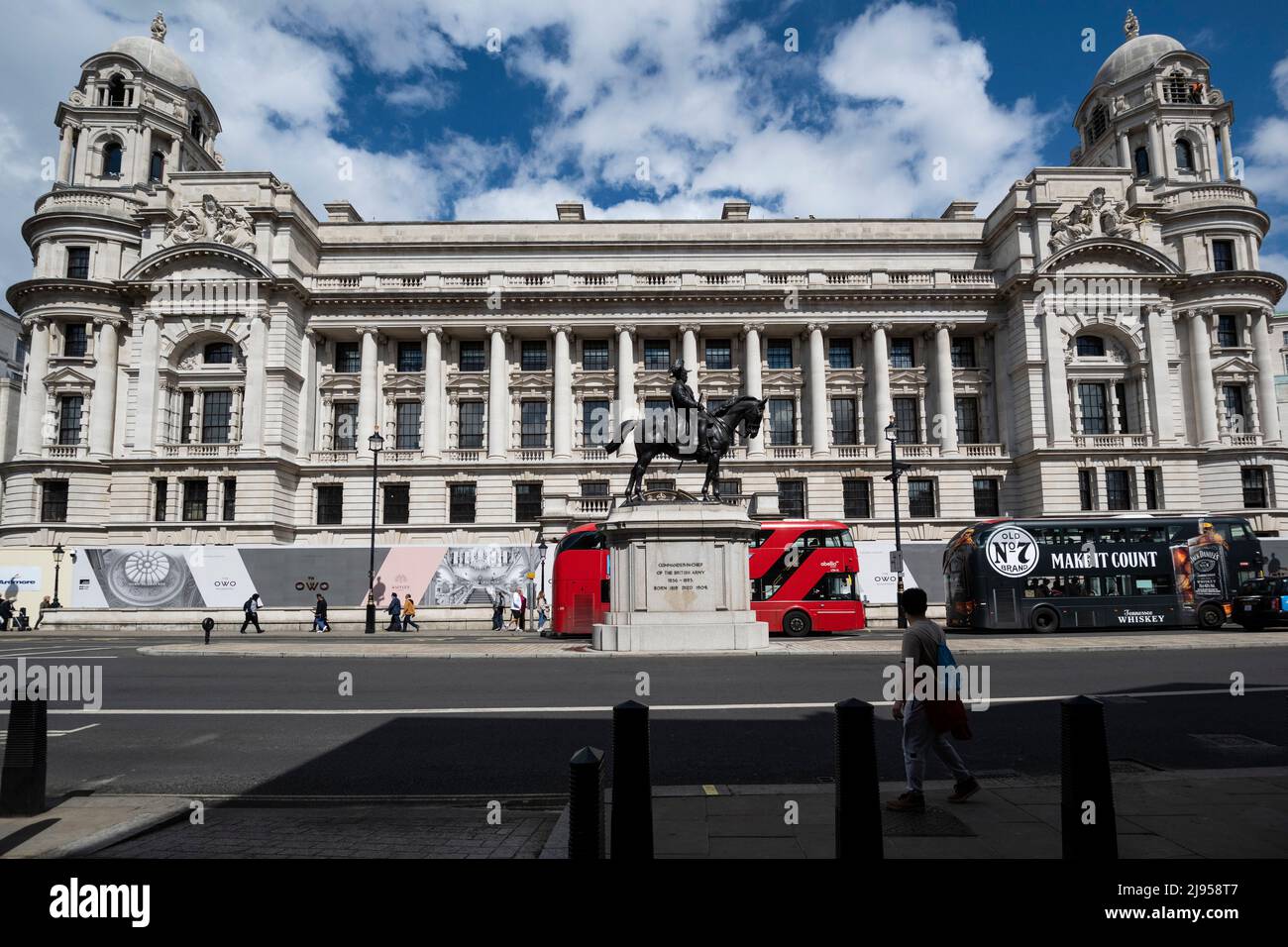 Londra, Regno Unito. 20 maggio 2022. L'esterno dell'hotel Raffles e dell'OWO Residences, attualmente in fase di sviluppo a Whitehall, di fronte alle Guardie Cavallo. Ex sede del Ministero della Difesa, la struttura è stata trasformata in un hotel a 5 stelle Raffles, il primo nel Regno Unito, dall'Hinduja Group, una società controllata dai fratelli Hinduja, Sri, 86 e Gopi 82. I fratelli sono stati riportati in cima alla Sunday Times Rich List di quest’anno, con un valore netto di £28,472 miliardi. Credit: Stephen Chung / Alamy Live News Foto Stock