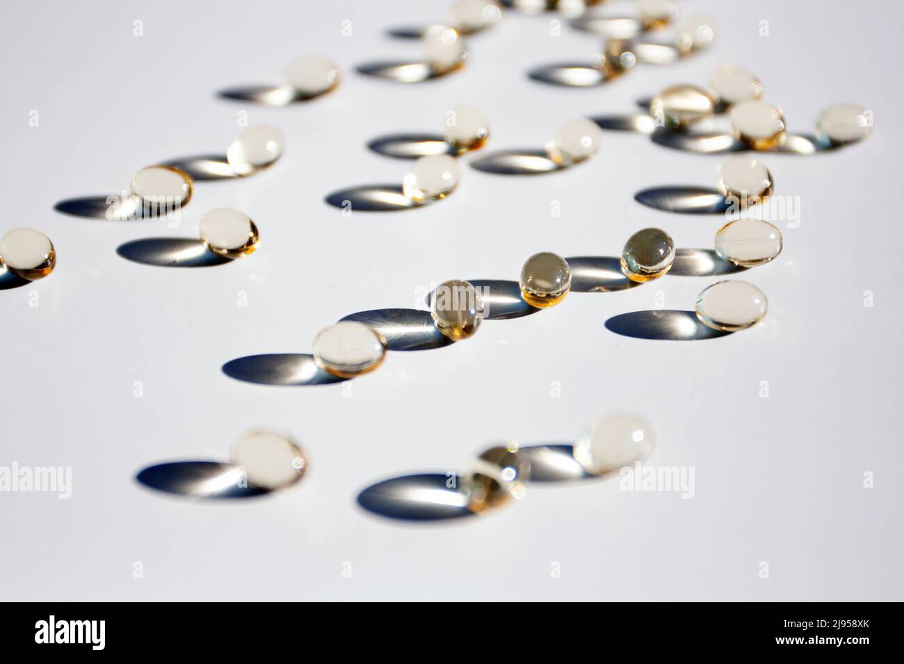 Pillole gialle trasparenti per una dieta sana e uno stile di vita sano. Supplemento medico. Concetto. Foto Stock