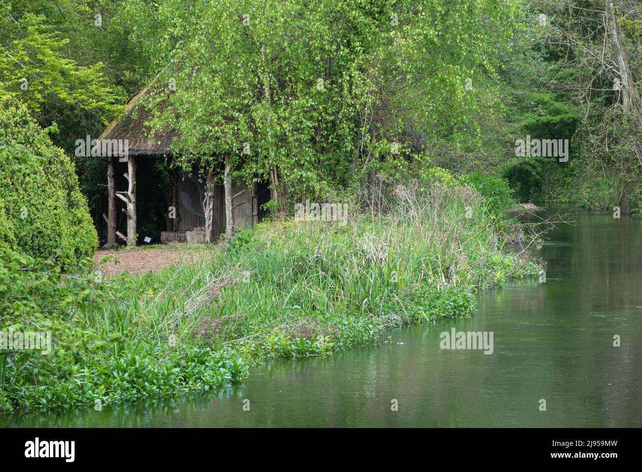 Vecchia capanna da pesca in legno sulle rive del fiume Test Foto Stock