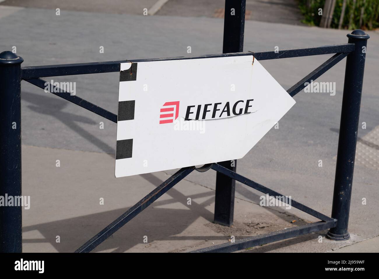 Bordeaux , Aquitaine Francia - 05 15 2022 : il logo della costruzione di Eiffel, freccia e testo del cartello sul cantiere Foto Stock
