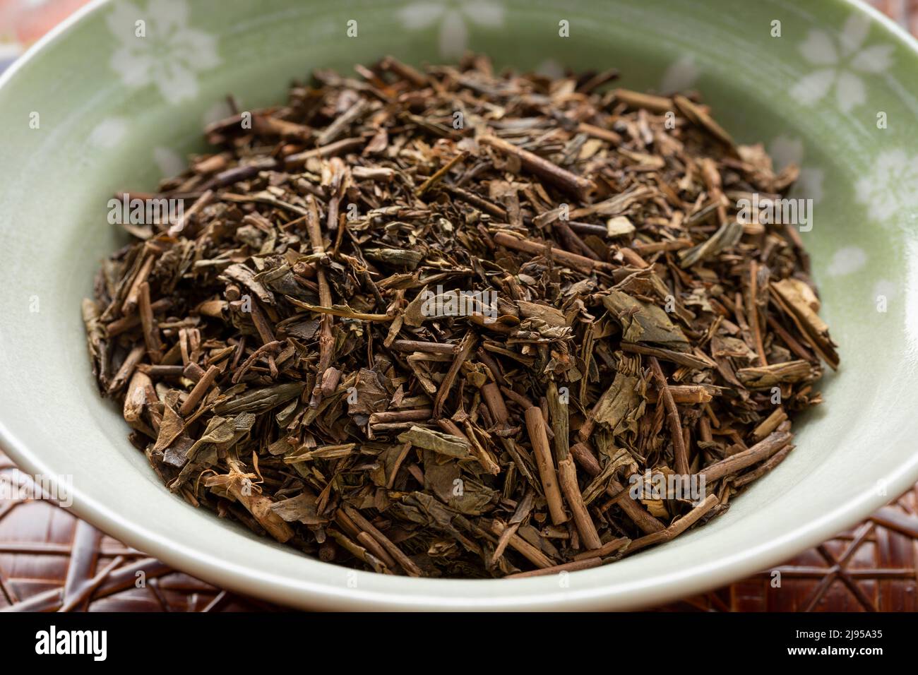 Ciotola con Bancha Houji Cha, tè arrosto giapponese lascia da vicino Foto Stock