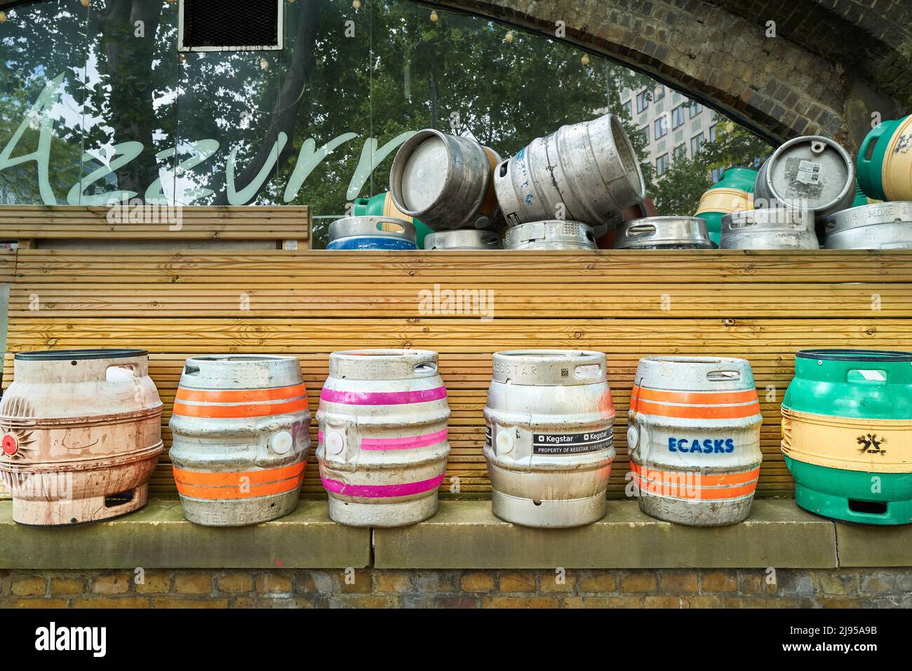 Barili vuoti di birra fuori dal bar e ristorante Azzurro, Waterloo, Londra, Inghilterra. Foto Stock