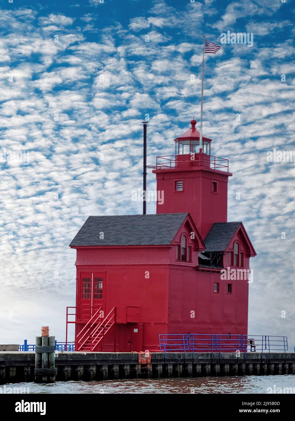 Faro rosso del lago Michigan in Olanda Michigan con sfondo cielo Foto Stock