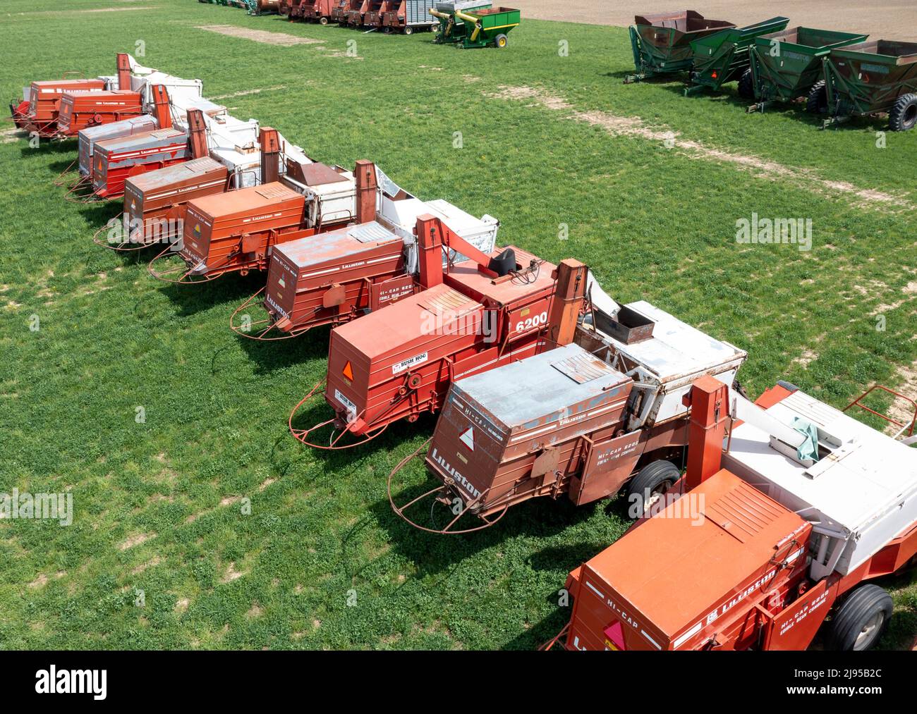 Marlette, Michigan - le attrezzature agricole usate in vendita presso John & Leroy Tomlinson's Farm Equipment business, compresa una fila di Liliston 6200 commestibili fagiolo com Foto Stock