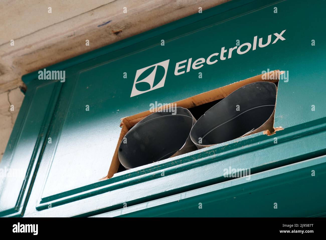 Bordeaux , Aquitaine Francia - 05 15 2022 : Electrolux logo marchio e testo  facciata segno lavatrice negozio lavanderia Foto stock - Alamy