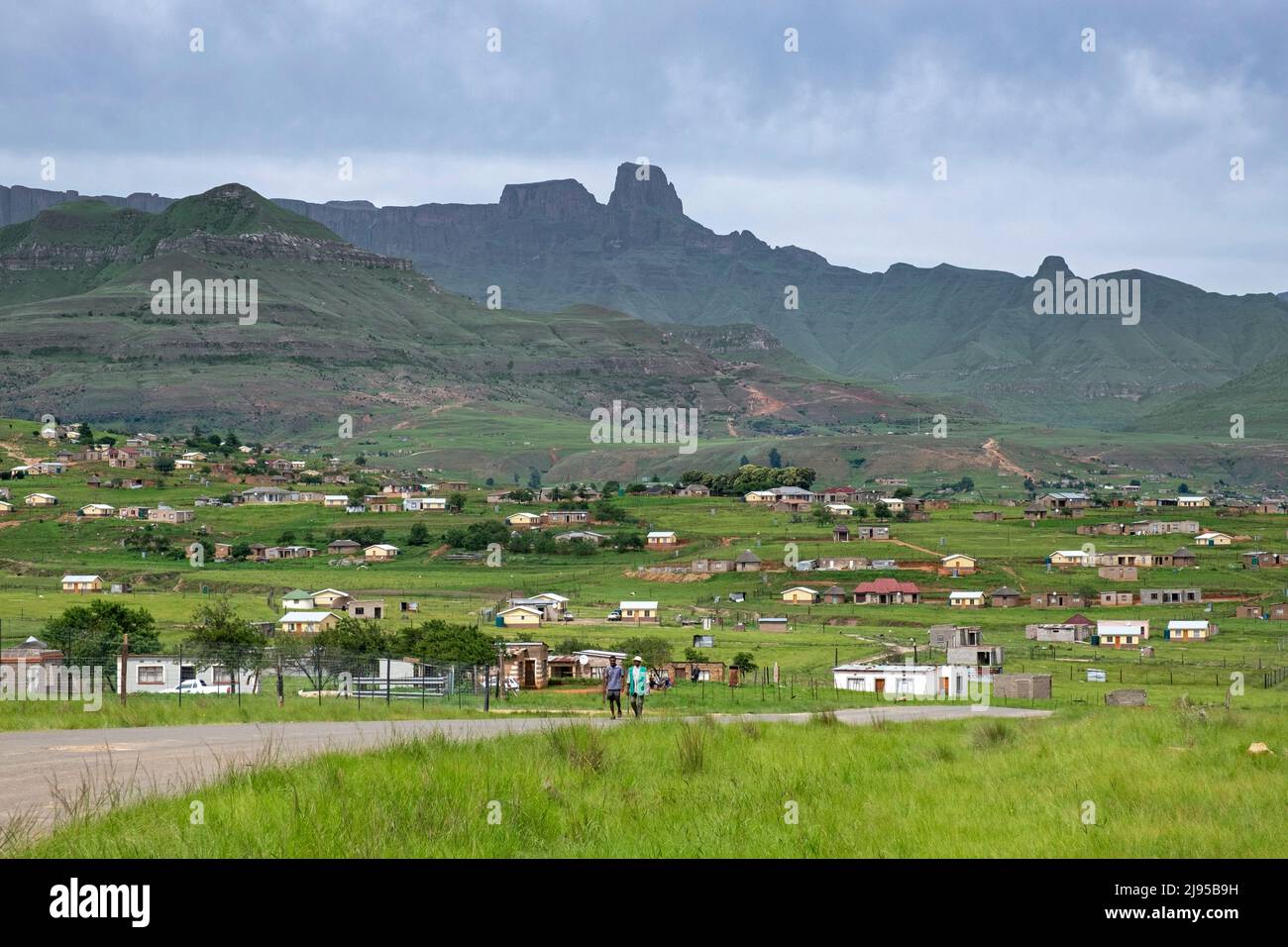 Drakensberg Mountain Range e insediamento rurale nella campagna di Mahai, frazione in KwaZulu-Natal, Sudafrica Foto Stock