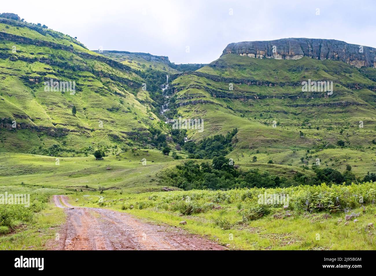 Cascata nella catena montuosa di Drakensberg nella campagna dell'area di Injisuthi a KwaZulu-Natal, Sudafrica Foto Stock