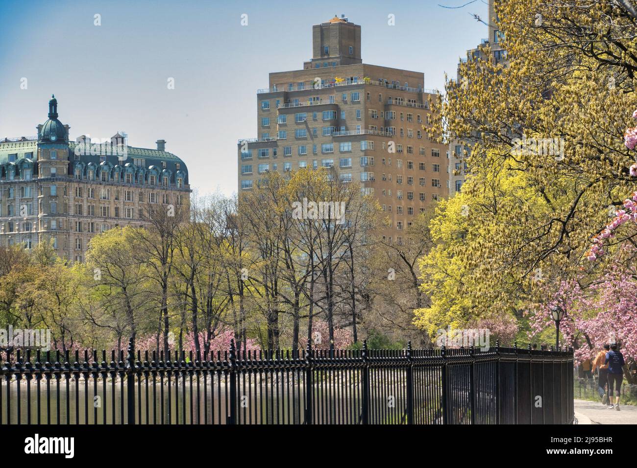 La pista di corsa attorno al lago artificiale Jacqueline Kennedy Onassis è una splendida destinazione di Central Park durante la stagione primaverile, NYC, USA 2022 Foto Stock