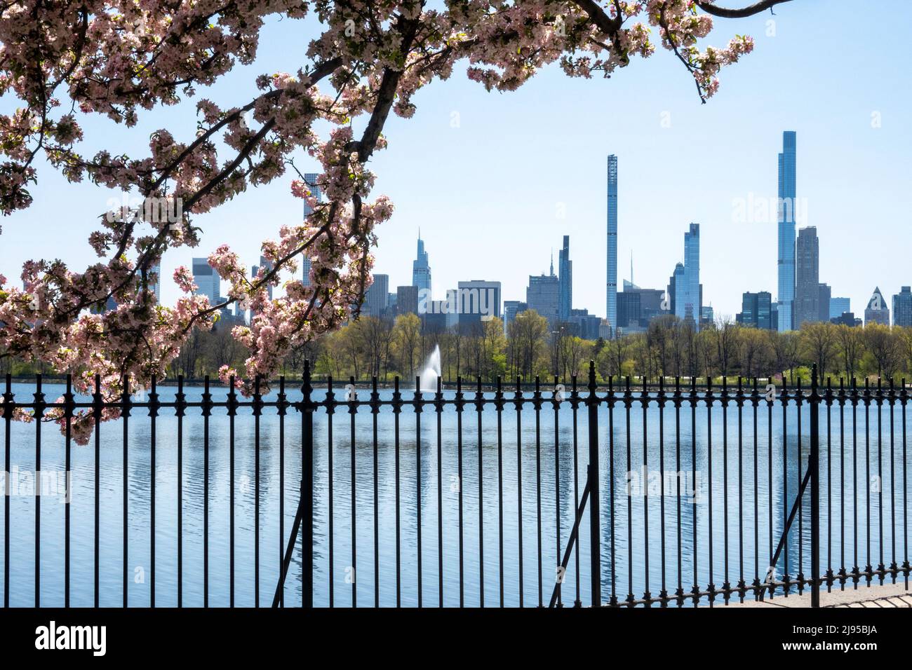 La pista di corsa attorno al lago artificiale Jacqueline Kennedy Onassis è una splendida destinazione di Central Park durante la stagione primaverile, NYC, USA 2022 Foto Stock