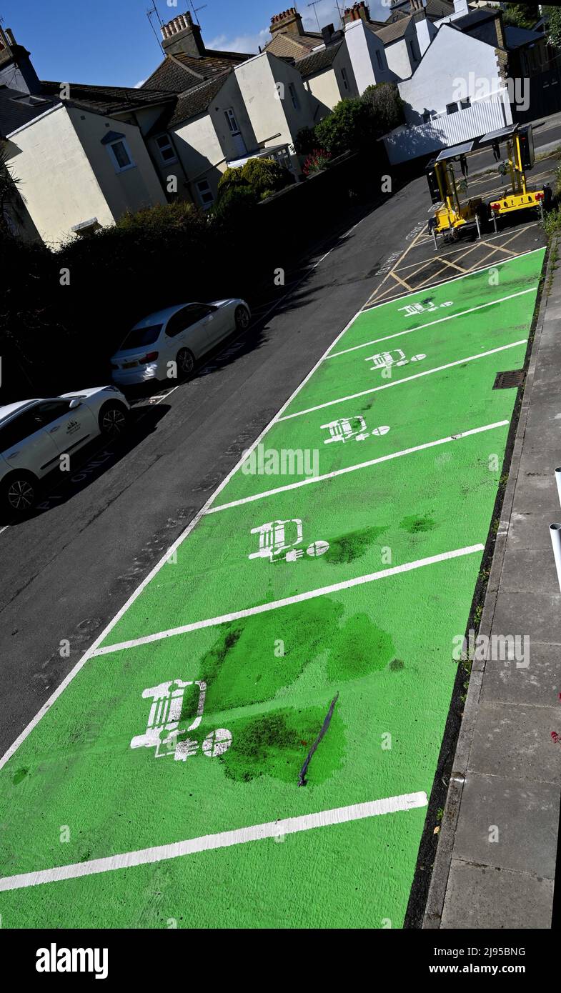 Posti di parcheggio vuoti per il punto di ricarica dei veicoli elettrici a Hove , Brighton UK Foto Stock