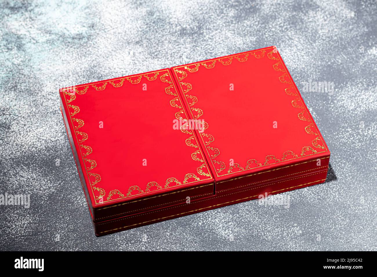 Carte d'epoca regalo in una scatola rossa. Messa a fuoco selettiva, spazio di copia. Foto Stock
