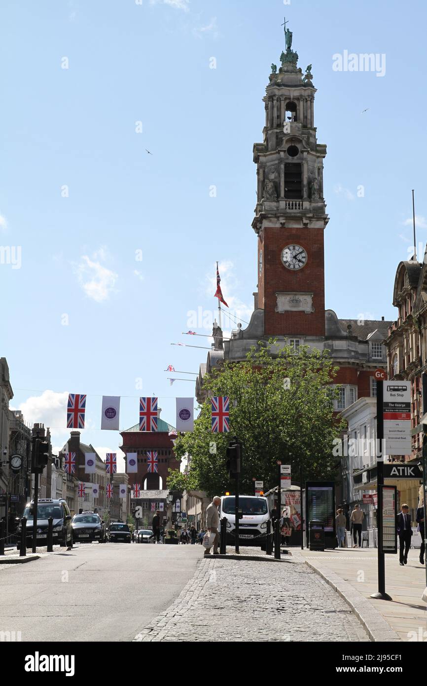 Colchester, Regno Unito. 20th maggio 2022. Il municipio e High Street a Colchester Essex oggi dopo la notizia che la città ora ha lo status di città. Colchester è la più antica città registrata della Gran Bretagna e una delle otto città nuove ha ottenuto lo status di parte del giubileo di platino della Regina. Credit: Eastern views/Alamy Live News Foto Stock