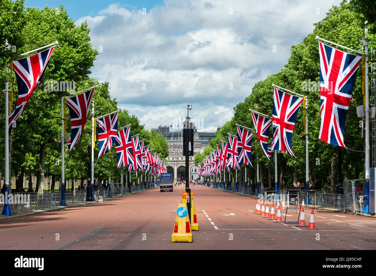 Londra, Regno Unito. 20 maggio 2022. Le bandiere Union fiammeggiano il Mall davanti ai festeggiamenti del Giubileo del platino della Regina per riconoscere i 70 anni di servizio della Regina Elisabetta II. Il Platinum Jubilee Central Weekend si svolge dal 2nd al 5th giugno con eventi nella capitale e in tutto il Regno Unito. Credit: Stephen Chung / Alamy Live News Foto Stock