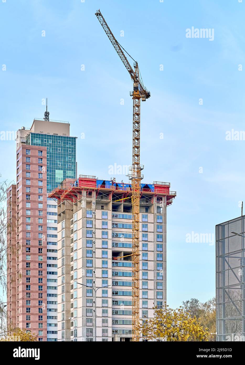 Gru da cantiere. Edificio moderno a più piani. Foto di alta qualità Foto Stock