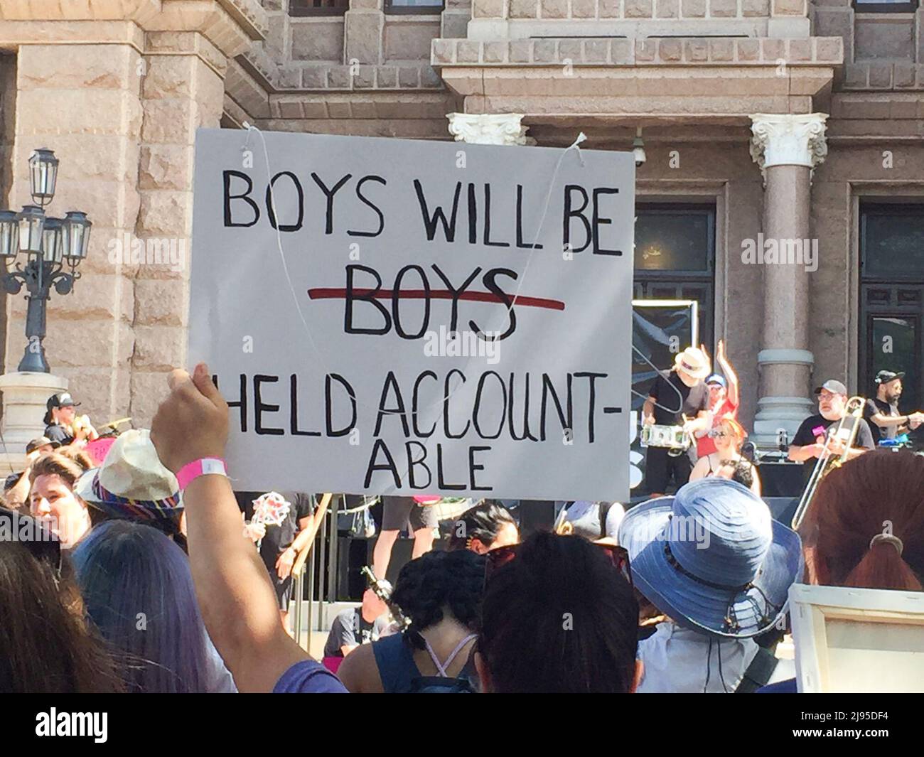 Austin Texas USA, maggio 14 2022: I manifestanti si radunano al Campidoglio del Texas contro ulteriori restrizioni sul diritto di una donna di scegliere un aborto di un bambino non ancora nato. Una fuga di notizie da una proposta di decisione della Corte Suprema degli Stati Uniti che rovesci Roe contro Wade ha creato il timore di porre fine al diritto costituzionale per le donne di scegliere l’aborto. ©Bob Daemmrich Foto Stock