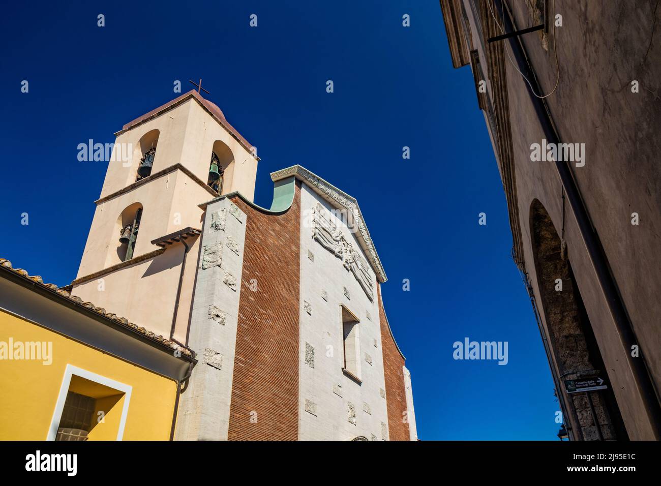 Il piccolo borgo di Tolfa, in Lazio. La chiesa di Sant'Egidio Abatec con il suo campanile. La facciata in travertino bianco, con le figure degli angeli Foto Stock