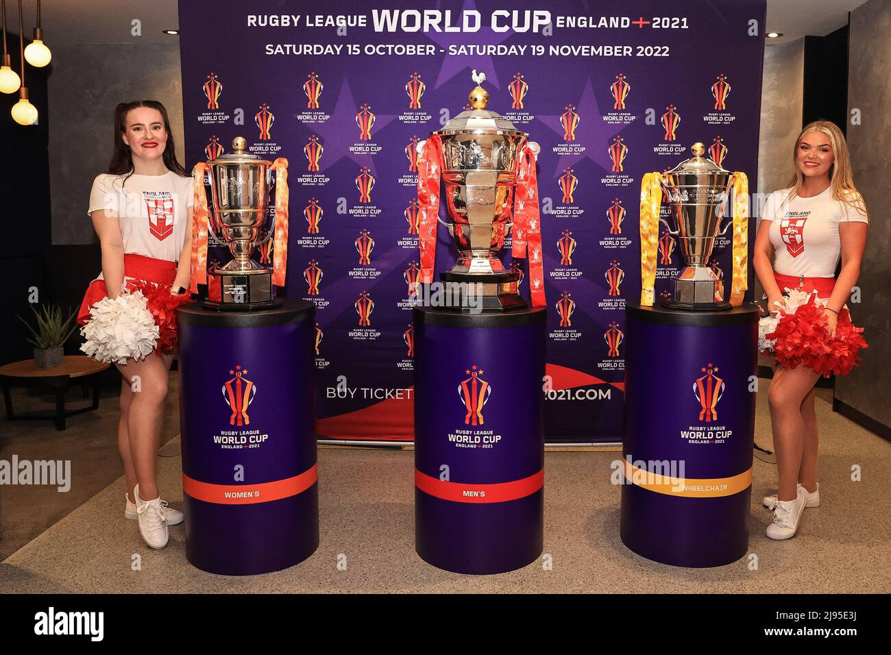 Due cheerleaders inglesi con trofei per la Coppa del mondo di Rugby League 2021 che si disputerà nel 2022 sono in mostra all'Headingley Stadium. Da destra a sinistra, la Coppa del mondo femminile di Rugby League (L), la Coppa del mondo di Rugby League (C) e la Coppa del mondo di Rugby League Wheelchair Foto Stock