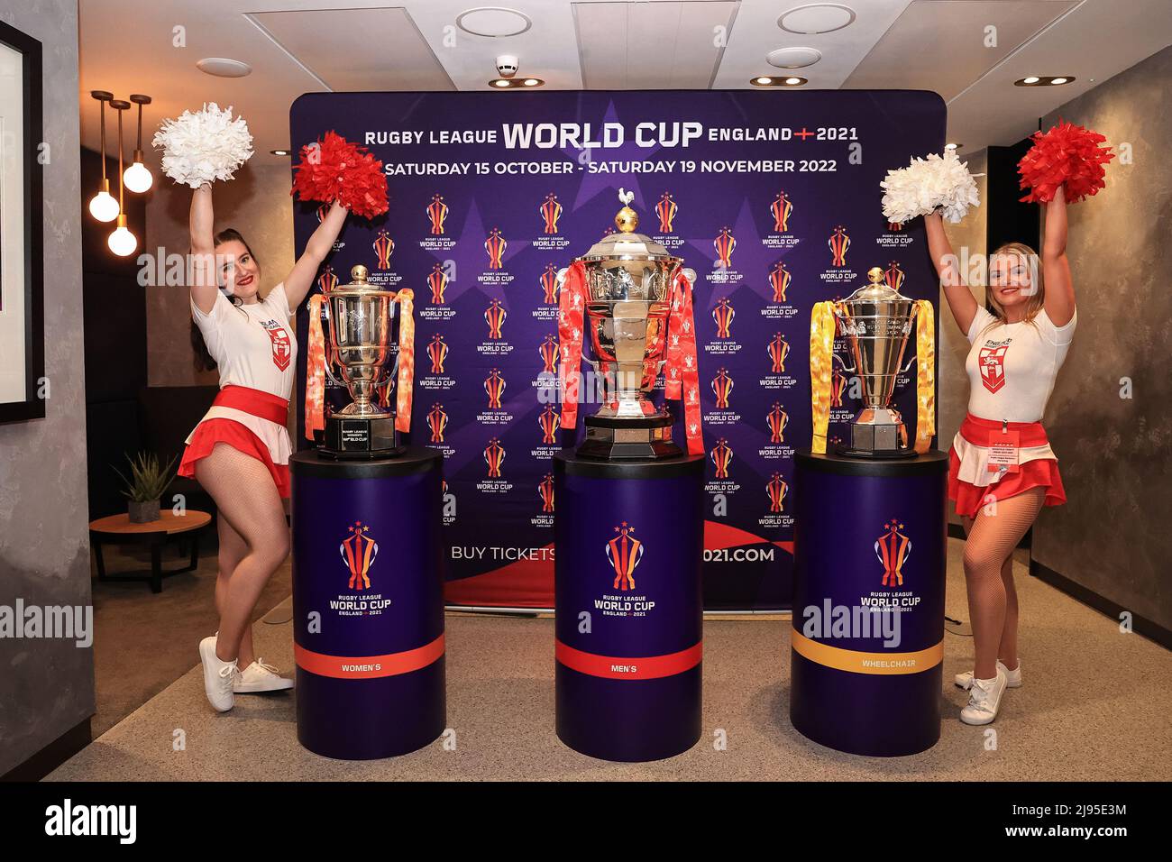 Due cheerleaders inglesi con trofei per la Coppa del mondo di Rugby League 2021 che si disputerà nel 2022 sono in mostra all'Headingley Stadium. Da destra a sinistra, la Coppa del mondo femminile di Rugby League (L), la Coppa del mondo di Rugby League (C) e la Coppa del mondo di Rugby League Wheelchair Foto Stock