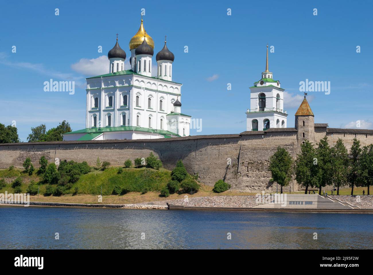 Giugno giorno di sole presso l'antico Cremlino di Pskov. Pskov, Russia Foto Stock