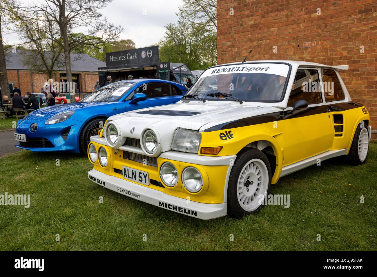 1983 Renault 5 Turbo 2 ‘ALN 5Y’ in mostra allo Scramble di aprile che si è tenuto presso il Bicester Heritage Centre il 23 aprile 2022 Foto Stock