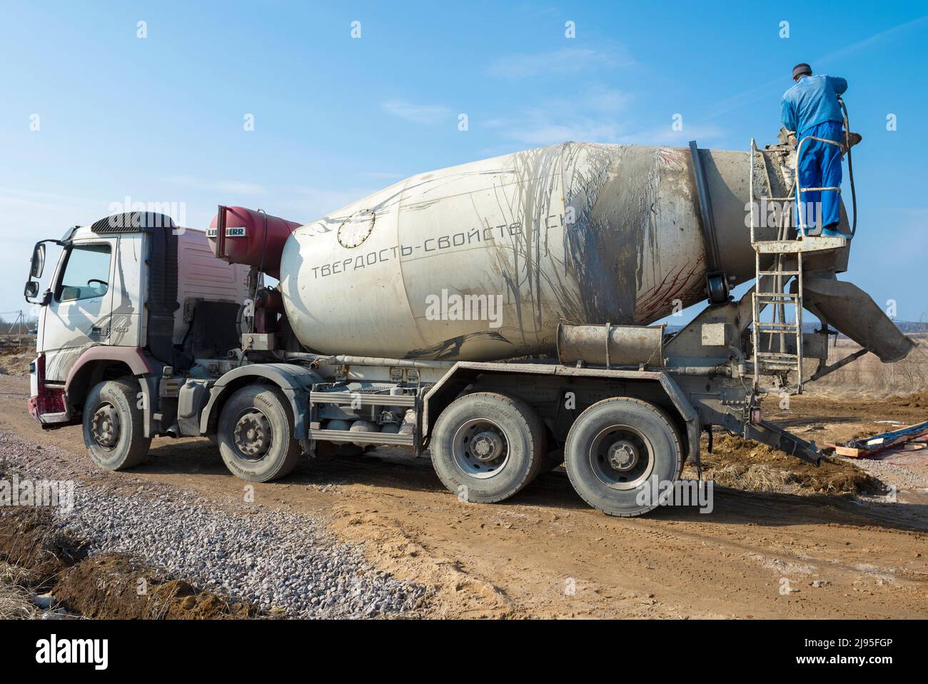 REGIONE DI LENINGRAD, RUSSIA - 28 MARZO 2021: Un camion miscelatore per trasportare il calcestruzzo primo piano in una giornata di marzo soleggiata. Costruzione suburbana Foto Stock
